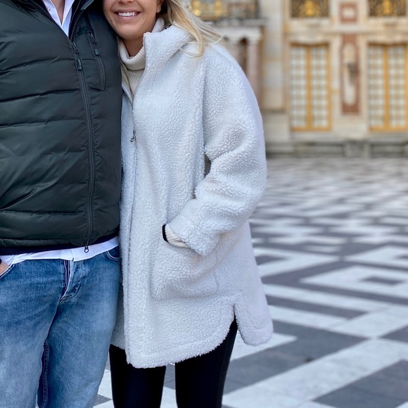 Size M white winter coat. Outside is Sherpa and inside is suede. Hood and zipper - Picture 5 of 7